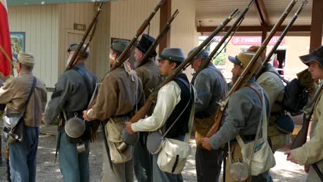 Konföderierte-Soldaten-Erwarten-Die-Schlacht
