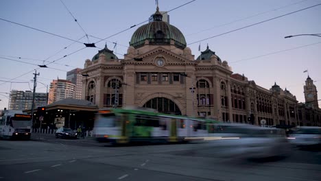 Flender-Station-Tag-zu-Nacht-Zeitraffer-Mit-Verkehr-Und-Bewegung,-Juli-2019-Zeitraffer-An-Der-Flinder-Street-Station,-Melbourne