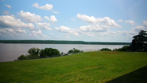Blick-Auf-Den-Potomac-River-Von-Der-Hinteren-Veranda-Am-Mount-Oder-Mt.-Vernon,-Auch-Bekannt-Als-Das-Historische-George-Washington&#39;s-House