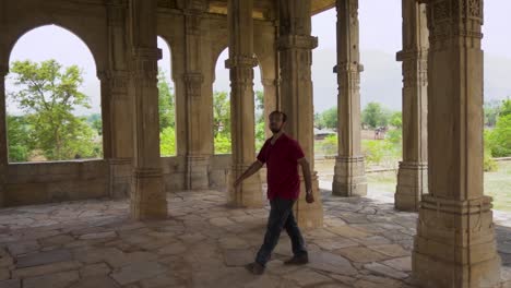 Mann,-Der-Die-Kevada-moschee-Erkundet,-Ist-Eine-Moschee-In-Champaner,-Bundesstaat-Gujarat