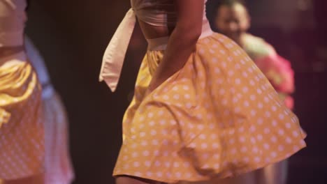 Tänzerinnen-Tanzen-Fröhlich-Mit-Gelben-Röcken-Auf-Kuba,-Exotische-Tänzer-Aus-Nächster-Nähe