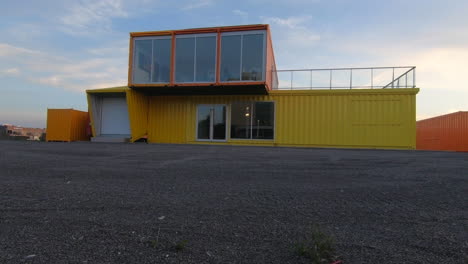 Leitartikel,-Blick-Auf-Moderne-Zeitgenössische-Architektur,-Fertighaus,-Containerhaus,-Farbenfroher,-Gelber-Und-Orangefarbener-Stil,-Fenster-Und-Wunderschöner-Sonnenuntergangshimmel-Als-Hintergrund,-Sanftes-Vergrößern