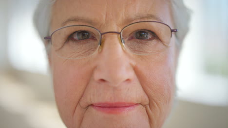 Closeup-face-of-a-senior-woman's-eyes-with-glasses