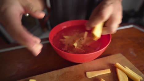 putting-sliced-potatoes-in-water