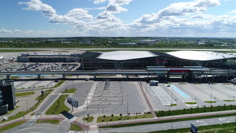 Drohnenaufnahme-Des-Danziger-Flughafens-In-Polen-Mit-Parkplätzen-Davor