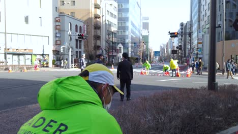 Preparación-Para-El-Maratón-De-Tokio,-Panorámica-Por-Las-Calles-En-Cámara-Lenta