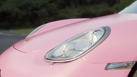 Frontscheinwerfer-Eines-Rosa-Beschichteten-Zweisitzigen-Porsche-Boxster-Sportwagens