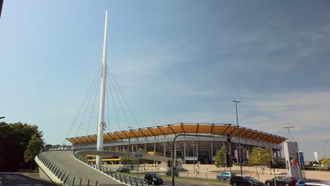 El-Estadio-De-Fútbol-Tivoli,-Ubicado-En-La-Ciudad-Alemana-De-Aquisgrán,-Con-Un-Puente-Peatonal-Sobre-Una-Calle-Grande
