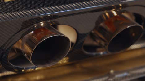 Nahaufnahme-Des-Verchromten-Auspuffs-Und-Der-Kohlefasereinfassung-Des-Ford-GT-GT3