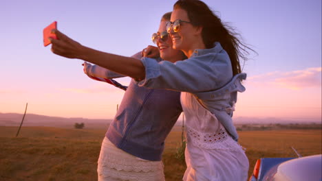 Selfie,-Amigos-Y-Mujeres-Al-Aire-Libre