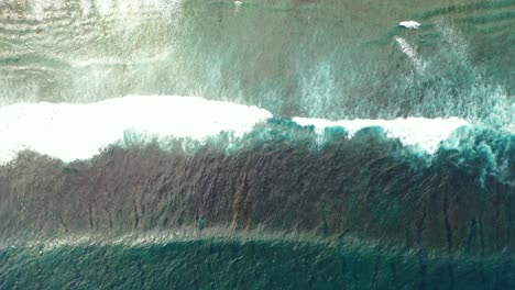 Weiße-Wellen-Aus-Blauem,-Türkisfarbenem-Wasser-Des-Ozeans,-Das-Am-Sandstrand-Der-Tropischen-Insel-In-Kambodscha-Plätschert-Und-Schäumt