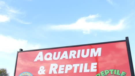 Straßenschild-Für-Aquarium-Und-Reptiliendepot-Schwenkt-Vom-Himmel-Herab
