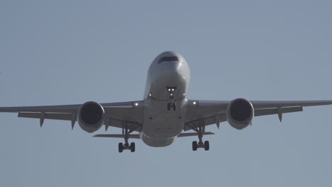 An-airliner-passes-close-overhead-on-approach-to-land-at-Los-Angeles-International-Airport-in-slow-motion