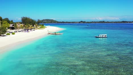 Barco-Turístico-Que-Regresa-A-La-Costa-Después-De-Un-Viaje-Por-Hermosos-Destinos-De-Islas-Tropicales-En-La-Costa-De-Indonesia