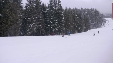 Turistas-Esquiando-En-Un-Campo-De-Hielo-Blanco-En-Whistler-Canadá-En-Invierno---Tiro-Ancho
