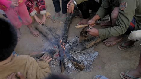 Laos-Dorfgemeinschaft,-Die-Loris-Tier-über-Brennendem-Lagerfeuer-In-Ländlicher-Szene-Kocht