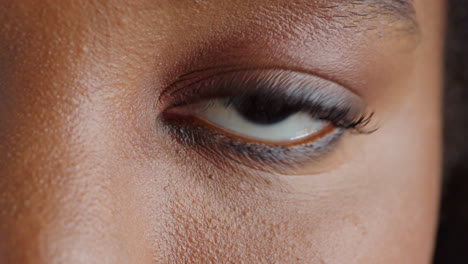 Nahaufnahme-Eines-Afrikanischen-Weiblichen-Auges-Mit-Schönem