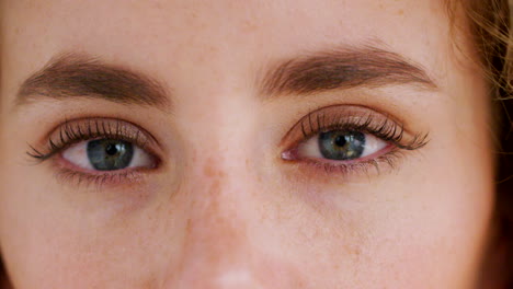 Retrato-De-Una-Mujer-Con-Ojos-Azules-Mirando-Fijamente