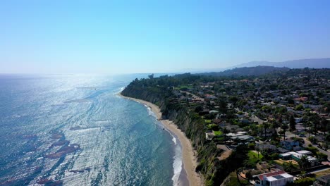 Strand-Von-Santa-Barbara-Und-Klippen-Drohne,-Die-Nach-Oben-Schwenkt