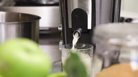 Juice-Extractor-Extracting-Juicy-Apples-In-The-Kitchen---close-up,-slow-motion