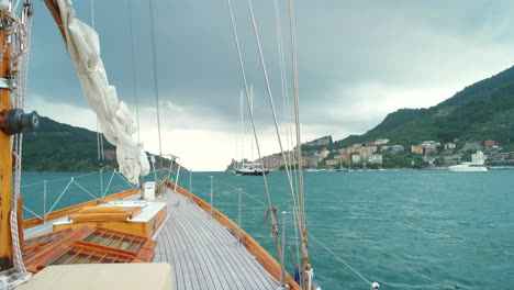 Yacht-sailing-around-the-coast-of-Liguria