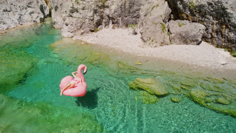 Junge-Frau-Entspannt-Sich-Auf-Einem-Rosafarbenen-Flamingo-Schlauchboot