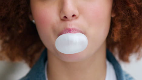 Mujer-Soplando-Burbujas-Masticando-Caramelos-De-Goma-Por-Diversión