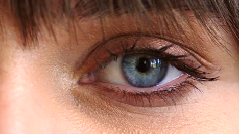 Closeup-of-woman's-eye-looking-forward