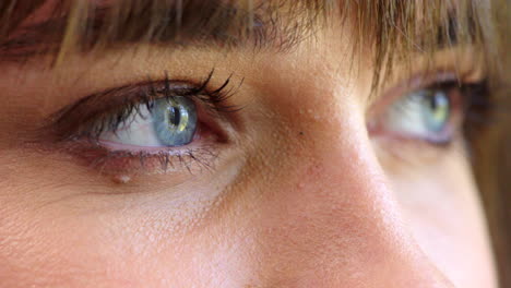 Frau-öffnet-Blaue-Augen-Und-Blinzelt