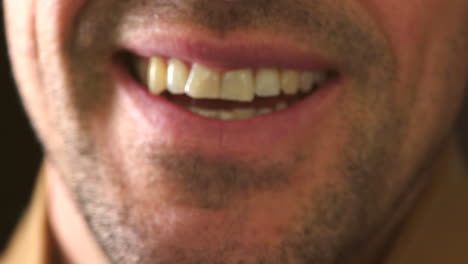 Orale-Nahaufnahme-Eines-Lachenden-Mannes-Mit-Gelben-Zähnen