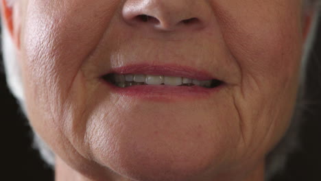 Una-Anciana-Con-Problemas-Dentales