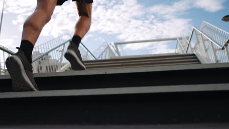 Athletischer-Mann,-Der-Auf-Stufen-Auf-Einer-Brücke-Trainiert