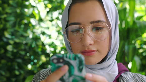 Mujer-Musulmana-Con-Gafas-En-Una-Red-Telefónica