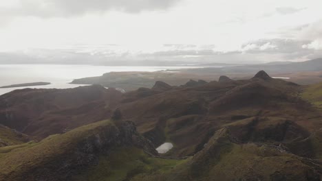 Atemberaubende-Drohnenaufnahme-Von-Quiraing-Berg--Und-Hügellandschaft-Auf-Der-Insel-Skye-In-Schottland,-Bedeckt-Von-Grünem-Gras