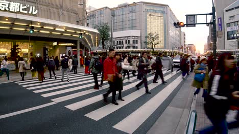 Lapso-De-Tiempo-Del-Tráfico-En-Kyoto-Con-Autos-Y-Personas-Cruzando-La-Calle,-Japón