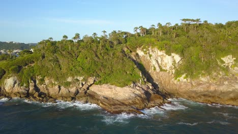 Aerial-dolly-left-shot-of-the-Trilha-da-Sepultura,-a-hiking-area-in-Bombinhas,-Brazil