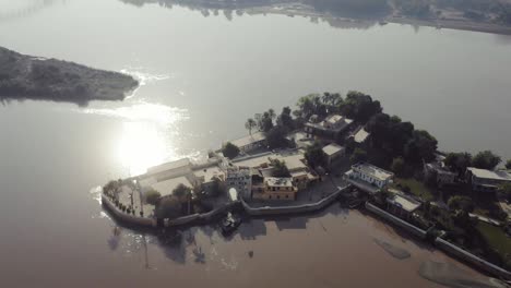 Luftaufnahme-Des-Inseltempels-Sadh-Belo-Am-Fluss-Indus-In-Pakistan