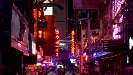 Weitwinkelaufnahme-Von-Neonschildern-Im-Rotlichtviertel-In-Bangkok,-Thailand