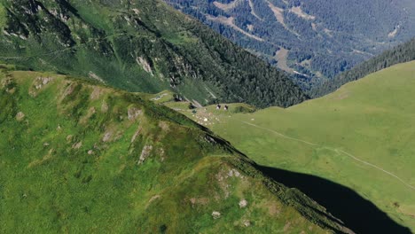 Vista-Desde-La-Pista-Alta-En-Los-Glaciares-De-Las-Montañas-Del-Cáucaso,-Hierba-Verde,-Lagos-Salvajes