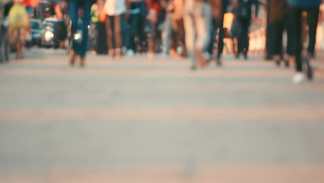 Blurred-crowd-of-people-in-a-busy-city