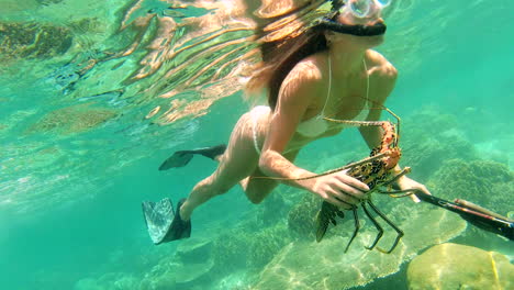Mujer-Nadando-En-El-Mar