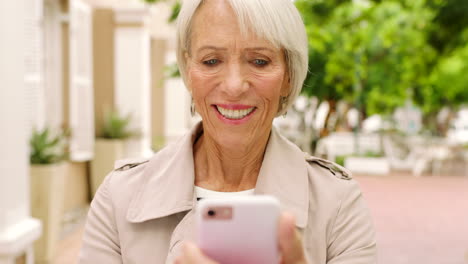 Mujer-Mayor-Riéndose-Enviando-Mensajes-De-Texto-Por-Teléfono