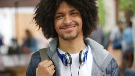Trendiger-Afro-Mann,-Der-Draußen-In-Einer-Stadt-Lächelt