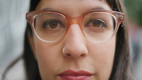 Nahaufnahme-Des-Gesichts-Einer-Frau,-Die-Eine-Brille-Trägt,-Um-Sich-Zu-Verbessern
