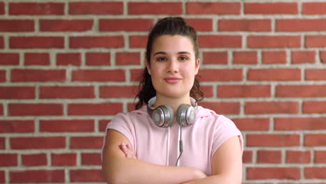 Portrait-of-a-confident-female-student-with-arms