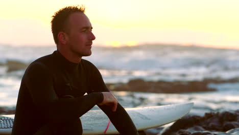 Hombre-Surfeando-En-La-Playa-Al-Atardecer
