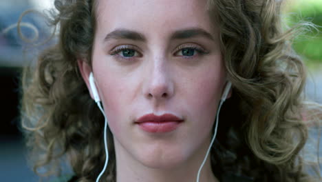 Portrait-of-young-woman-listening-to-music