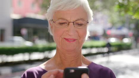 Eine-Glückliche-ältere-Frau,-Die-In-Den-Sozialen-Medien-Surft