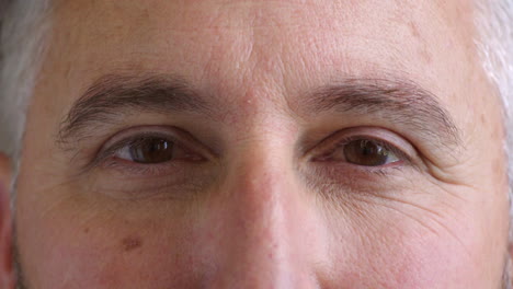 Nahaufnahme-Von-Augen-Und-Reifem-Mann-Mit-Auge