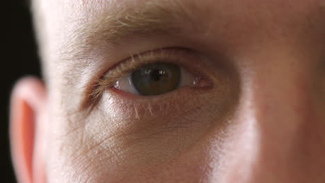 Nahaufnahme-Eines-Männlichen-Auges-Mit-Blinkenden-Kontaktlinsen
